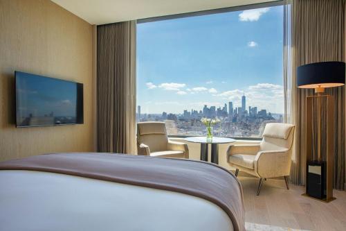 Liberty One - Bedroom King Suite with Sofa Bed and Roll - In Shower - High Floor/Mobility/Hearing Accessible del hotel The Ritz-Carlton New York, NoMad. Foto 3