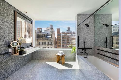 NoMad One - Bedroom King Suite with Sofa Bed and Tub - Mobility/Hearing Accessible del hotel The Ritz-Carlton New York, NoMad. Foto 5