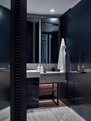 Habitación Premier con vistas al perfil urbano y cama extragrande - Adaptada para personas con movilidad reducida del hotel Equinox Hotel Hudson Yards New York. Foto 3