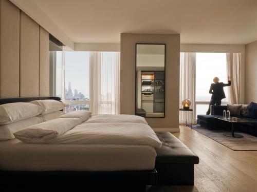 Habitación Premier con vistas al río - Cama extragrande del hotel Equinox Hotel Hudson Yards New York. Foto 2