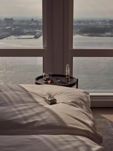 Habitación Deluxe con vistas al río - Cama extragrande - Adaptada para personas con movilidad reducida del hotel Equinox Hotel Hudson Yards New York