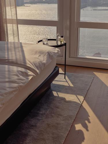 Habitación Deluxe con vistas al río - Cama extragrande del hotel Equinox Hotel Hudson Yards New York