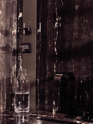 Suite Premier Esquinera de 1 dormitorio con vistas a la escultura The Vessel - Cama extragrande del hotel Equinox Hotel Hudson Yards New York. Foto 2