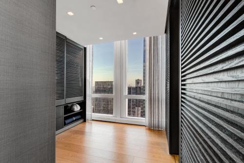 Suite Junior Deluxe con vistas al río - 1 cama extragrande del hotel Equinox Hotel Hudson Yards New York