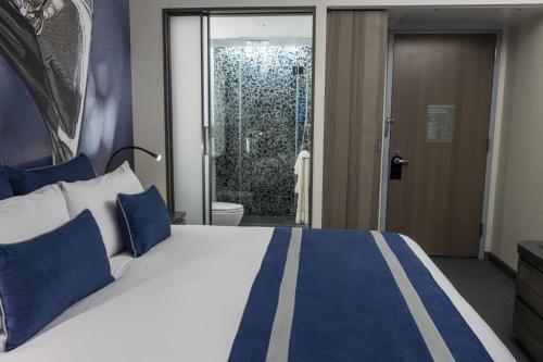 Habitación Superior con cama extragrande del hotel Carnegie. Foto 15