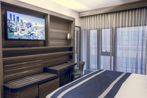 Habitación Superior con cama extragrande del hotel Carnegie. Foto 12