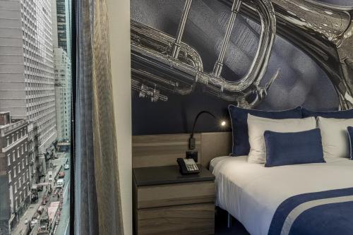 Habitación Superior con cama extragrande del hotel Carnegie. Foto 13