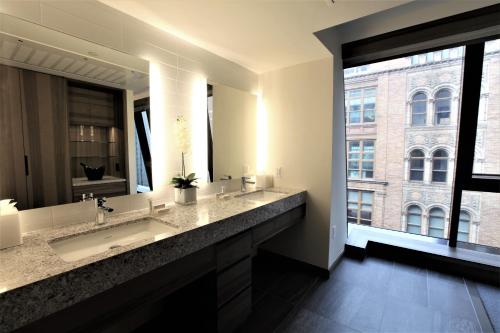 Suite Junior Superior con cama extragrande del hotel Carnegie. Foto 3