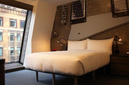 Suite Junior Superior con cama grande del hotel Carnegie. Foto 10