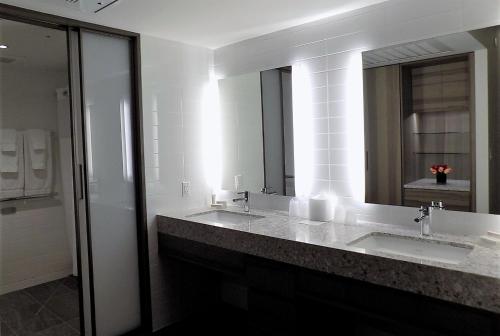 Suite Junior Superior con cama extragrande del hotel Carnegie. Foto 5