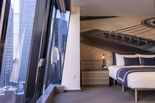 Suite Junior Superior con cama extragrande del hotel Carnegie. Foto 12