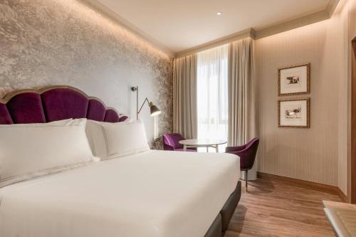 Habitación Doble Deluxe con cama extragrande y vistas a la ciudad del hotel Querencia de Sevilla Autograph Collection