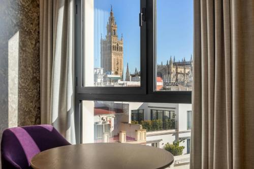 Habitación Doble Deluxe con cama extragrande y vistas a la ciudad del hotel Querencia de Sevilla Autograph Collection. Foto 3