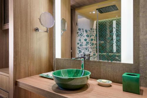 Habitación Doble Deluxe con cama extragrande y vistas a la ciudad del hotel Querencia de Sevilla Autograph Collection. Foto 4