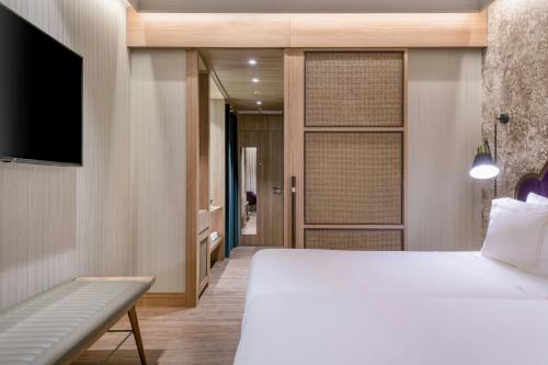 Habitación Doble Gran Deluxe con vistas a la ciudad - 2 camas del hotel Querencia de Sevilla Autograph Collection. Foto 1