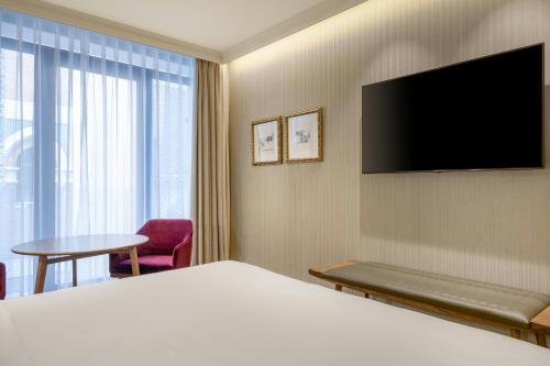 Habitación Gran Deluxe con vistas a la ciudad - 1 cama extragrande del hotel Querencia de Sevilla Autograph Collection. Foto 7