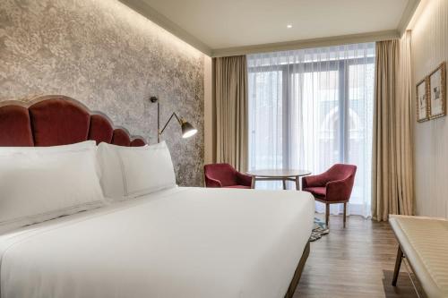 Habitación Deluxe con cama extragrande del hotel Querencia de Sevilla Autograph Collection