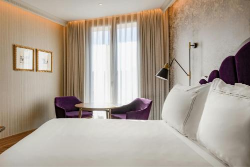 Habitación Deluxe con terraza y balcón - 1 cama extragrande del hotel Querencia de Sevilla Autograph Collection. Foto 1