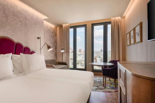 Habitación Doble Grand Deluxe con vistas a la ciudad - 2 camas del hotel Querencia de Sevilla Autograph Collection