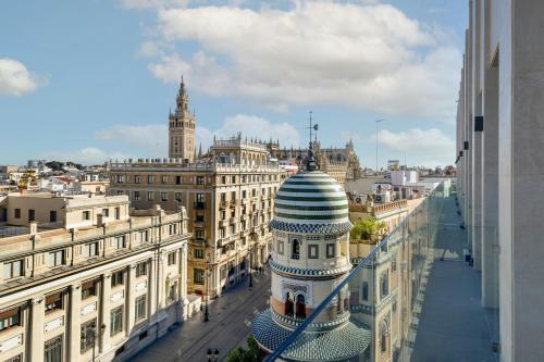 Habitación Doble Grand Deluxe con vistas a la ciudad - 2 camas del hotel Querencia de Sevilla Autograph Collection. Foto 4