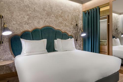 Habitación Deluxe interior - 1 cama grande del hotel Querencia de Sevilla Autograph Collection. Foto 1