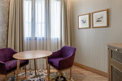 Habitación Deluxe interior - 1 cama grande del hotel Querencia de Sevilla Autograph Collection. Foto 5