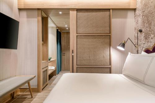 Habitación Doble Deluxe con cama extragrande y vistas a la ciudad del hotel Querencia de Sevilla Autograph Collection. Foto 1