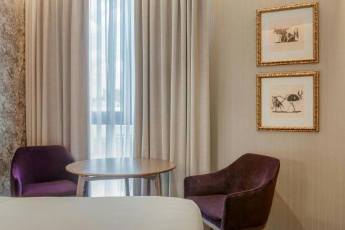 Habitación Doble Deluxe con cama extragrande y vistas a la ciudad del hotel Querencia de Sevilla Autograph Collection. Foto 2