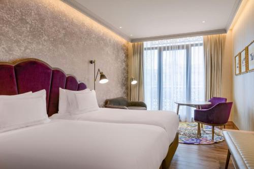Habitación Doble Gran Deluxe con vistas a la ciudad - 2 camas del hotel Querencia de Sevilla Autograph Collection
