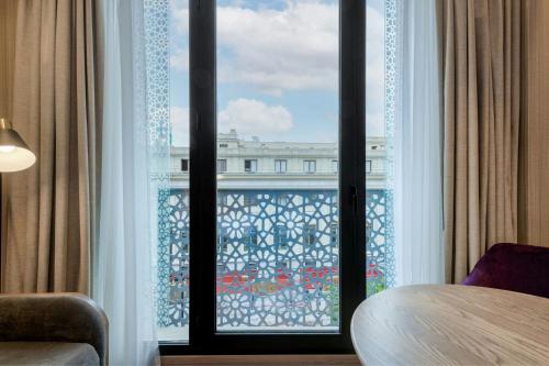 Habitación Doble Gran Deluxe con vistas a la ciudad - 2 camas del hotel Querencia de Sevilla Autograph Collection. Foto 2