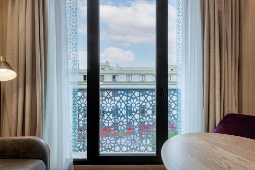 Habitación Gran Deluxe con vistas a la ciudad - 1 cama extragrande del hotel Querencia de Sevilla Autograph Collection
