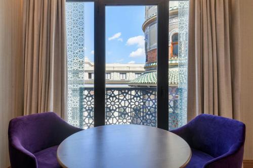 Habitación Gran Deluxe con vistas a la ciudad - 1 cama extragrande del hotel Querencia de Sevilla Autograph Collection. Foto 4