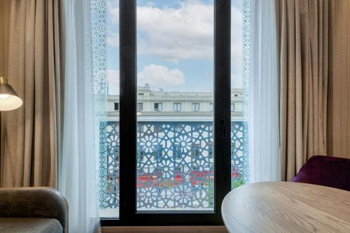 Habitación Gran Deluxe con vistas a la ciudad - 1 cama extragrande del hotel Querencia de Sevilla Autograph Collection. Foto 6