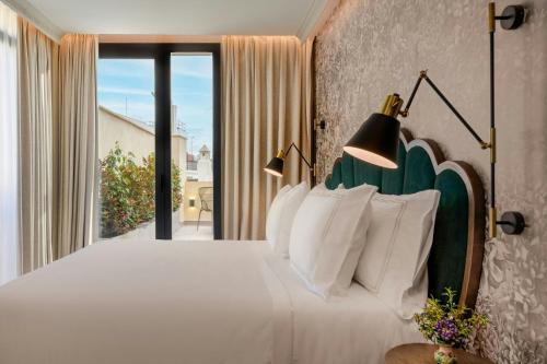 Habitación Deluxe con terraza y balcón - 1 cama extragrande del hotel Querencia de Sevilla Autograph Collection