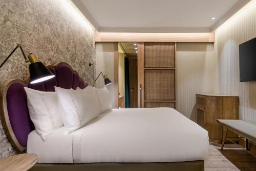 Habitación Deluxe con terraza y balcón - 1 cama extragrande del hotel Querencia de Sevilla Autograph Collection. Foto 2
