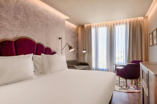 Habitación Doble Grand Deluxe con vistas a la ciudad - 2 camas del hotel Querencia de Sevilla Autograph Collection. Foto 1