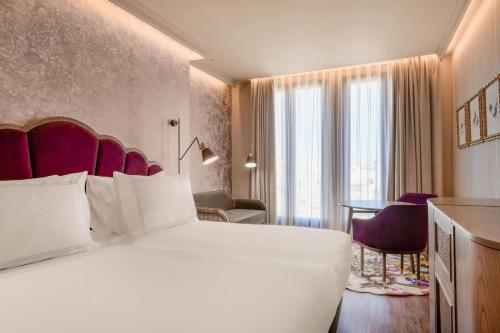 Habitación Doble Grand Deluxe con vistas a la ciudad - 2 camas del hotel Querencia de Sevilla Autograph Collection. Foto 2