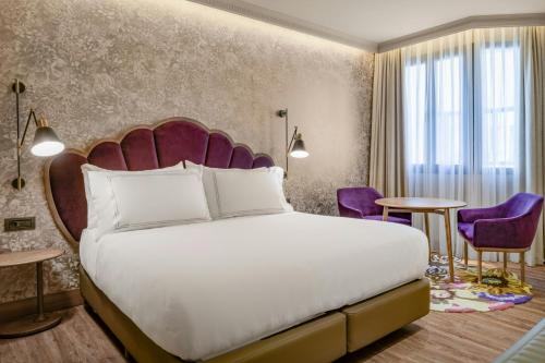 Habitación Deluxe interior - 1 cama grande del hotel Querencia de Sevilla Autograph Collection