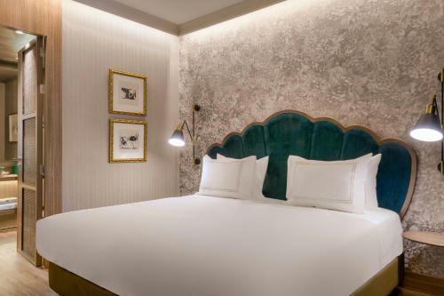 Habitación Deluxe interior - 1 cama grande del hotel Querencia de Sevilla Autograph Collection. Foto 2