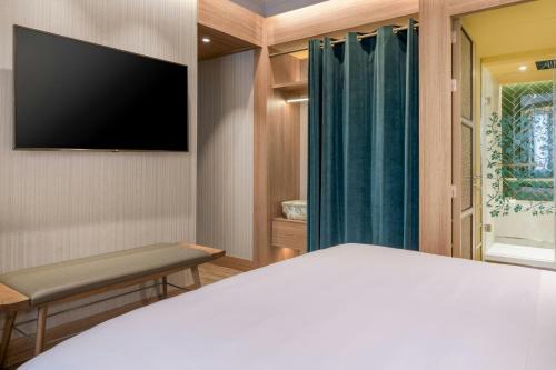 Habitación Deluxe interior - 1 cama grande del hotel Querencia de Sevilla Autograph Collection. Foto 3