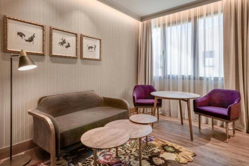 Habitación Deluxe interior - 1 cama grande del hotel Querencia de Sevilla Autograph Collection. Foto 4