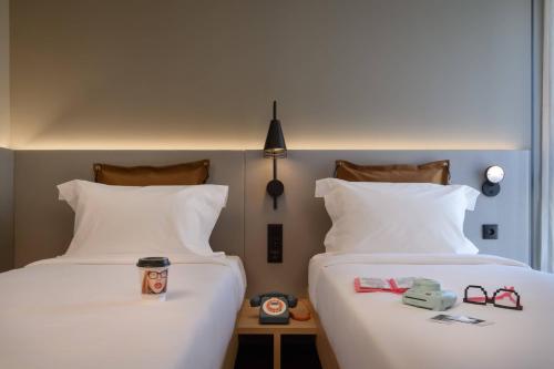 Habitación con vistas a la ciudad - 2 camas del hotel Moxy Lisboa Oriente. Foto 1