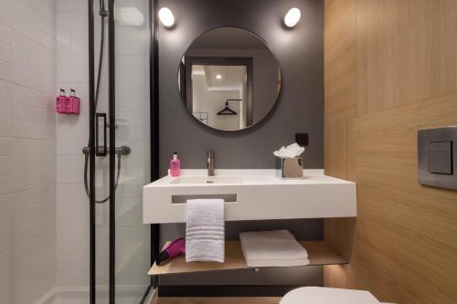 Habitación Doble - 2 camas del hotel Moxy Lisboa Oriente. Foto 3