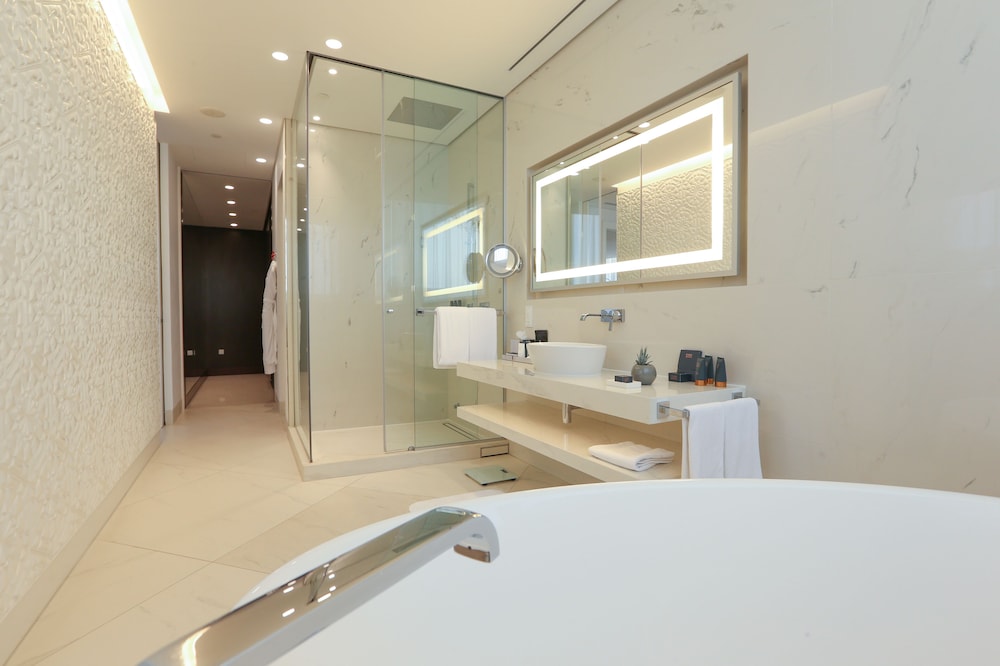 Habitación Signature Skyline con 1 cama king size del hotel Mondrian Doha. Foto 6