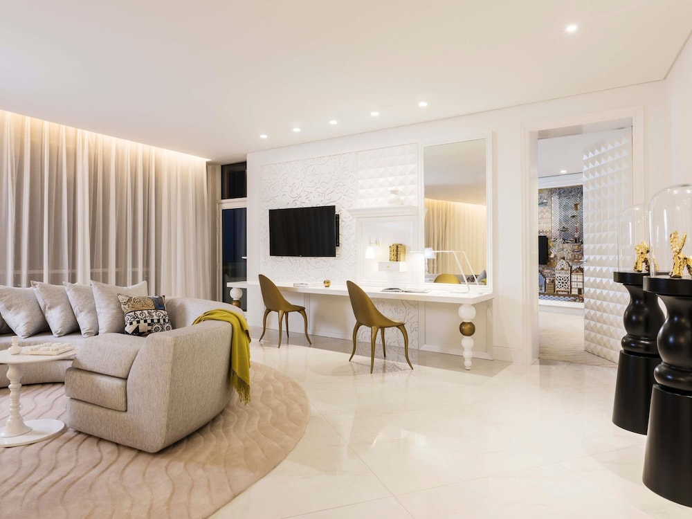 Suite Skyline de un dormitorio con 1 cama king size del hotel Mondrian Doha