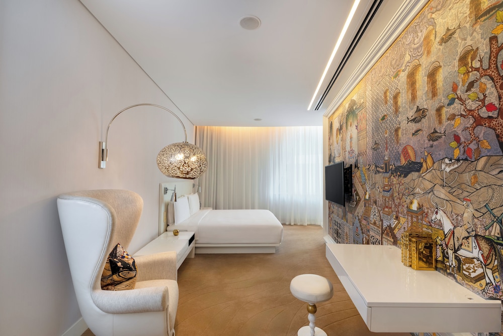 Suite Skyline de un dormitorio con 1 cama king size del hotel Mondrian Doha. Foto 3