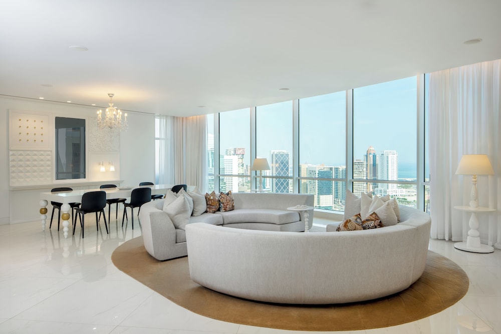 Suite Skyline de un dormitorio con 1 cama king size del hotel Mondrian Doha. Foto 4