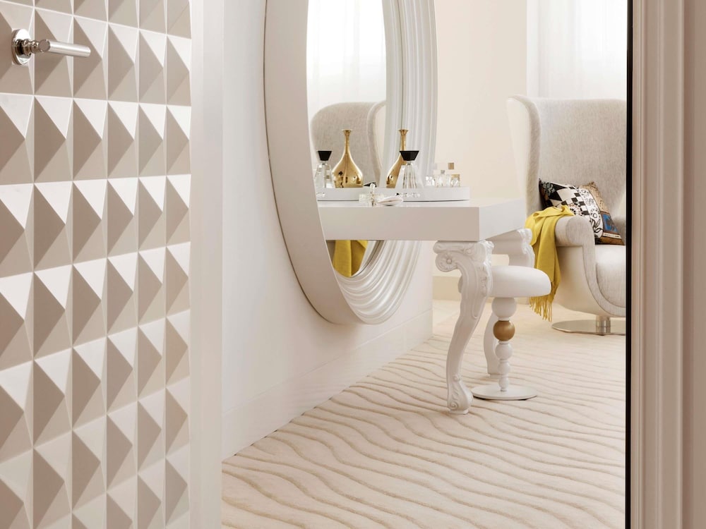 Habitación Signature con 1 cama king size del hotel Mondrian Doha. Foto 5