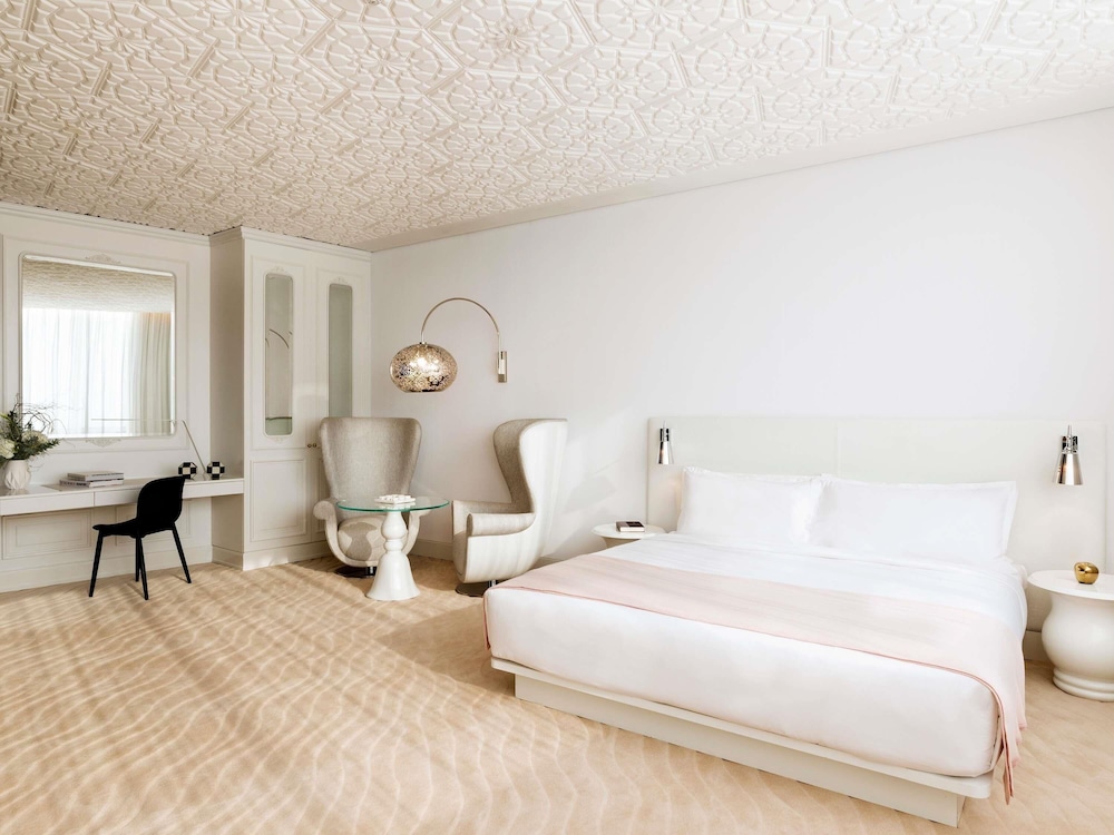 Mondrian Sky House de tres dormitorios con 2 camas king size y 1 cama doble del hotel Mondrian Doha. Foto 2