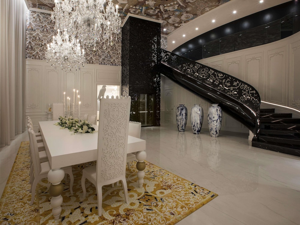 Mondrian Sky House de tres dormitorios con 2 camas king size y 1 cama doble del hotel Mondrian Doha. Foto 10